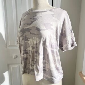 𝅺3 for $40 ✨ Jules & Leopold Grey Winter Camo Cropped T-shirt